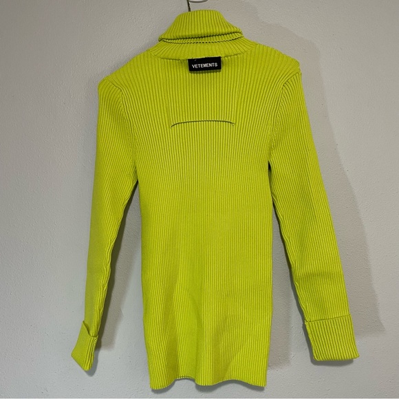 VETEMENTS Neon Green Fitted Ribbed Turtleneck Sweater - Picture 2 of 13